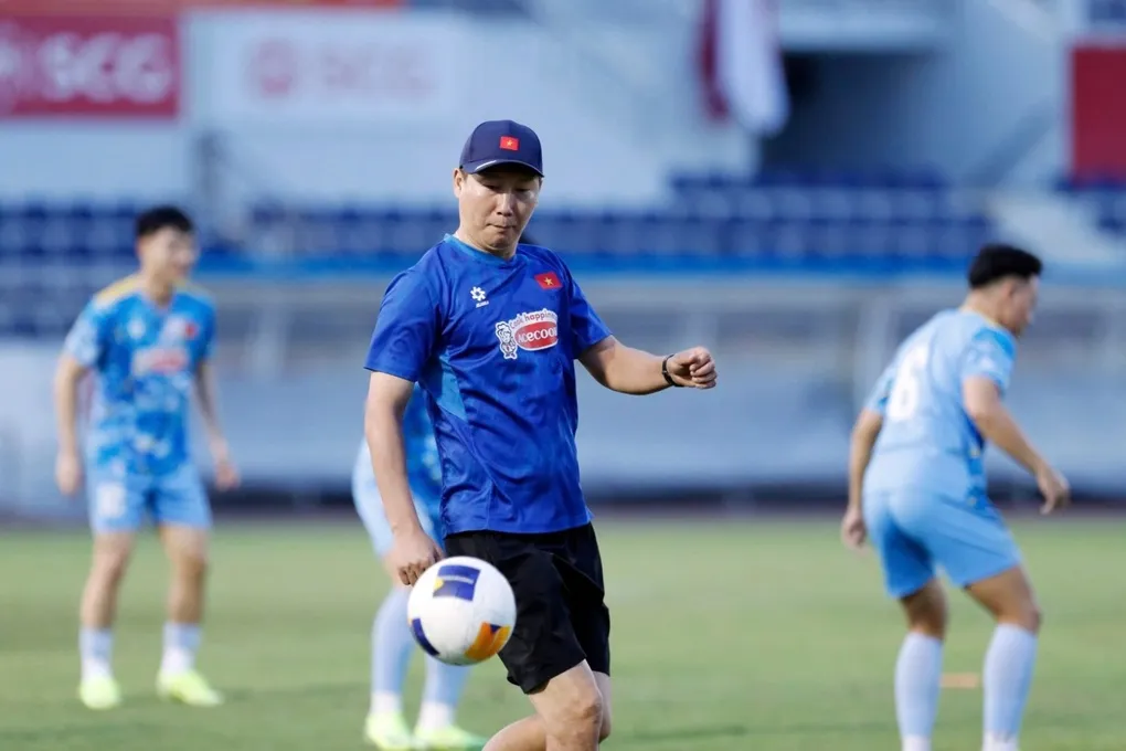 HLV Kim Sang Sik trong buổi tập của U22 Việt Nam tại SVĐ Bà Rịa, TP HCM