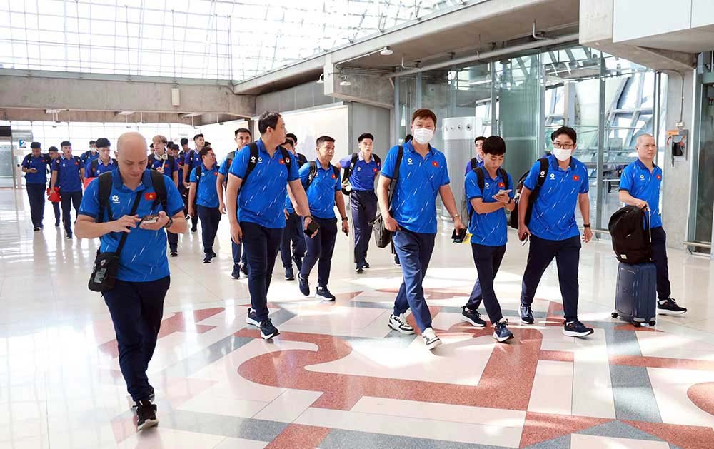 thầy trò HLV Kim Sang Sik được chuyển sang một sân phụ